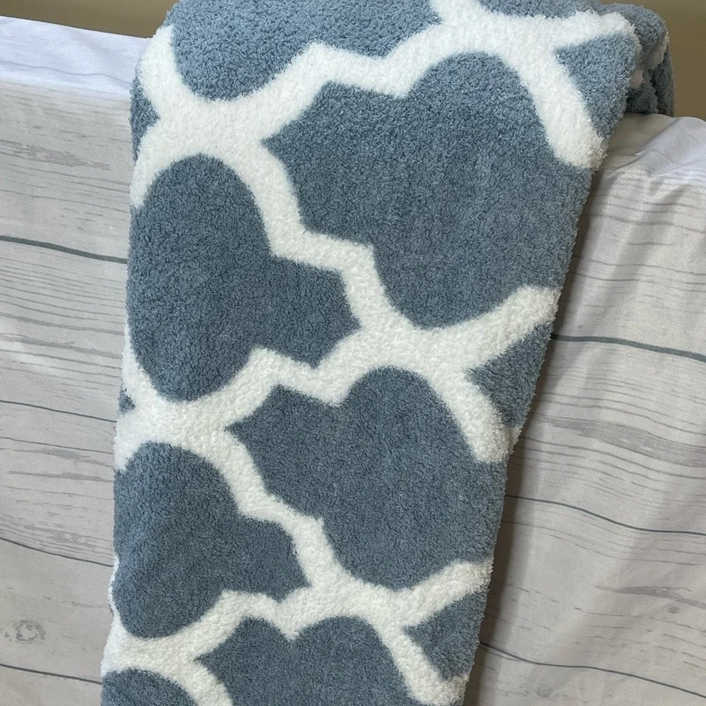 Berkshire Blue and White Throw Blanket